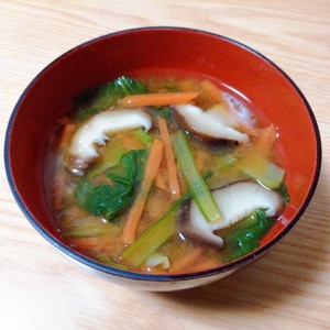 小松菜と人参椎茸の味噌汁